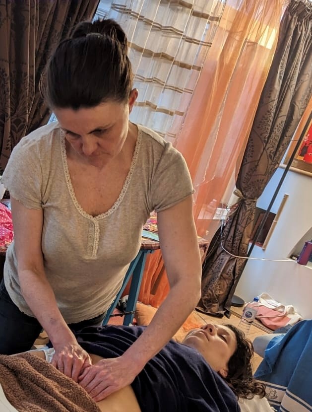 manuela pratique le massage thérapeutique abdominal