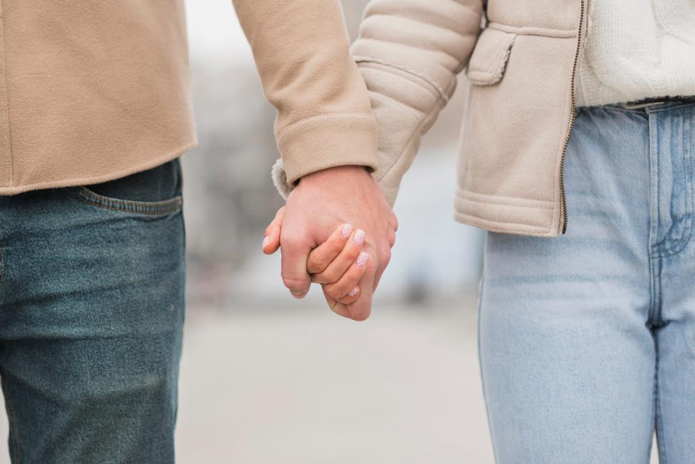 couple qui se donne la main
